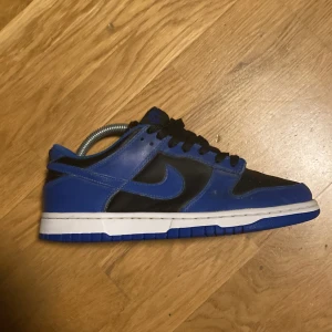 Nike dunk low cobalt - Tjena nu säljer jag ett par väldigt bra skick Nike dunk cobalt i storlek 38,5, om du är intresserad är det bara att höra av dig! Alltid kul med ett byte men priset kan sänkas vid snabb affär. Ge ett förslag på pris så kan vi lösa det. Ställ gärna frågor!