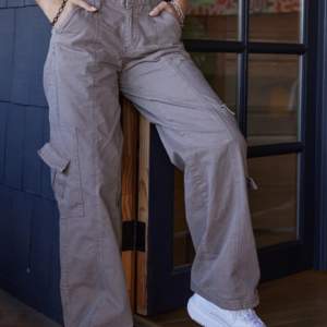 Brun/grå/lila y2k cargo jeans från Urban Outfitters!