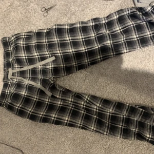 Rutiga Pyjamas byxor  - Fina och bekväma pyjamas byxor som jag säljer för bildligt pris❤️försmå för mig men rekommenderar för någon som bär storlek S ❤️