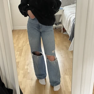 Gina tricot jeans med hål på knäna  - Vida jeans från Gina tricot med normal hög midja och hål på knäna i storlek 34, ordinarie pris 500kr🫶🏻