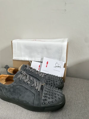 Christian Louboutin skor - Säljer mina snygga Louboutin skor som är för stora på mig. Knappt använda men röda färgen på sulan är inte lika röda som nya. 8/10 skick, skriv om för frågor eller liknande!