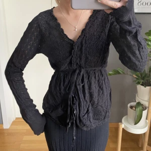 Odd Molly kofta - Svart Odd Molly kofta i storlek S, så fin med detaljer!! 😚✨Lång i armarna 