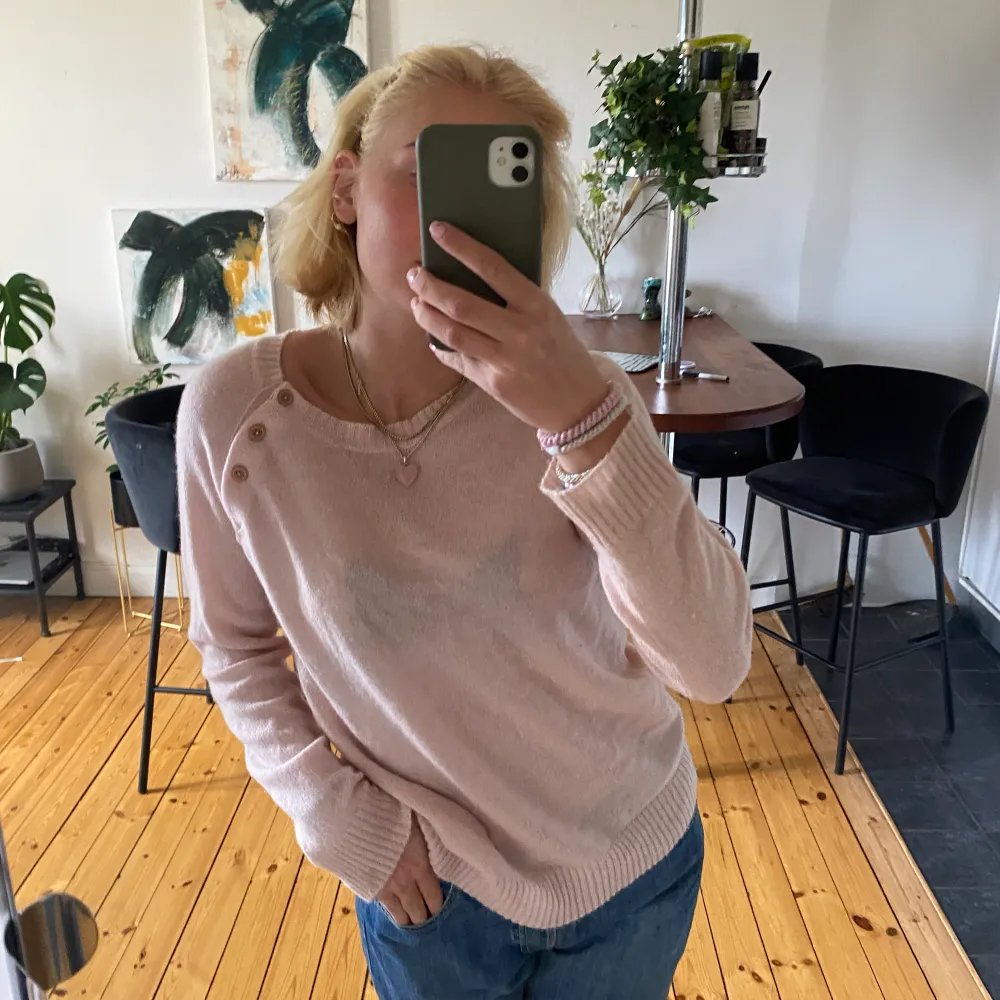 Kashmirtröja med superfina detaljer köpt i paris! Storlek S, nypris 2100kr men tecken på användning finns! ❤️. Neuleet.