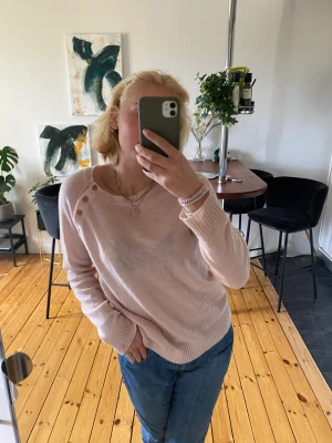 Kashmirtröja - Kashmirtröja med superfina detaljer köpt i paris! Storlek S, nypris 2100kr men tecken på användning finns! ❤️