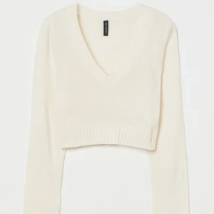 Stickad tröja  - En superfin croppad stickad tröja från hm. Superfin men jag tycker den är lite väl kort på mig så den har knappt kommit till någon användning