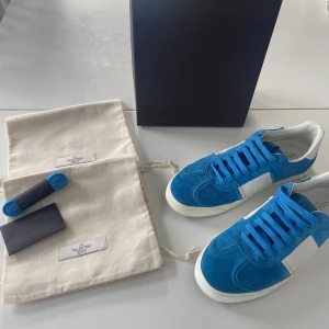 Valentino Flycrew  - Hej, Såljer mina Valentino Flycrew i storlek 40. Skorna är använda några gånger men ser ut som nya. Box, dustbag,kort och extra snören medföljer.