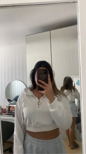 Kroppad hoodie  - Kort hoddie med kedja Haft på mig den 2 gånger  