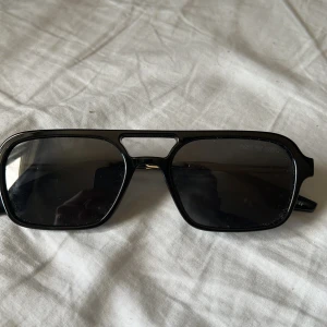 One of one glasögon - Säljer dessa nu då jag köpt nya. Kan gå ner i pris vid snabb affär. Kommer även med en grön glasögonfodral. Hojta till om du vill ha mer bilder