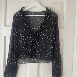 Blus zara - Säljer denna jätte fina blus från zara. Aldrig använd så bra skick.