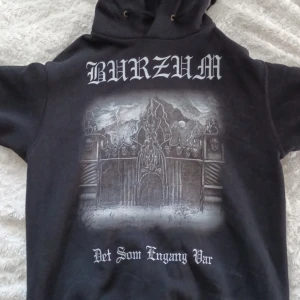 Burzum hoodie "det som engang var" storlek S - Burzum hoodie i storlek S, köpte den för liten, knappt använd