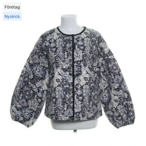 Jacka  - Helt ny jacka som är helt oanvänd och köpt från Sellpy men i nyskick från företag så den är inte använd. Säljer då den inte passa mig, skriv om du har frågor💕