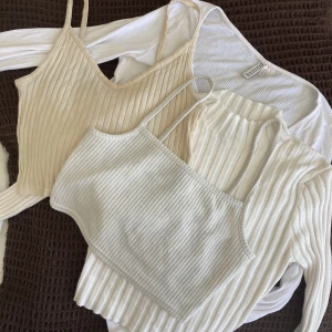 Croptops packetpris  - Fyra olika croptops i vit, beige och benvitt. Två långärmade och två linnen. H&M & Forever21  S XS & M men alla som S