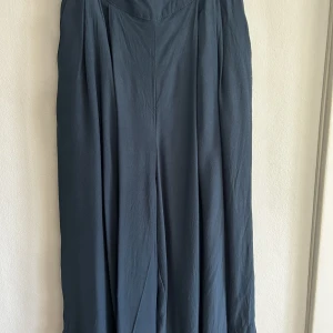 Snygga culottebyxor med snyggt fall, ankellängd.  - Snyggt fall och fin färg i ankellängd, aldrig använda men tvättade en gång. Köpta på Nya Zeeland.