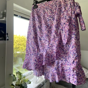 Kjol - Säljer denna fina kjol då den aldrig kommer till användning. Köpt på veromoda och är som ny😊