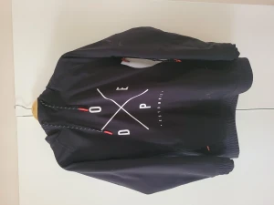 Dope jacka - Storlek: Small Skick: iprincip ny, används fåtal gånger, möjligtvis 5-6 Nypris ≈ 1800kr  Har några enstaka "dammfläckar" som tas bort innan den säljes.  Inga skador eller liknande. 