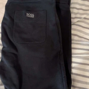 Svarta hugo boss mjukisbyxor - Använda 2 gånger max, säljs pga lite stora 