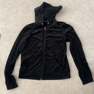 Ginas svarta kofta - Jättemjuk och skön. Skulle vart skönt på en kall sommarkväll 