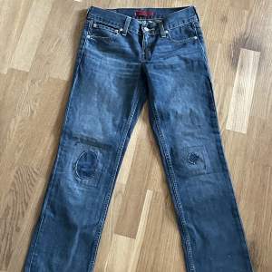Säljer dessa snygga lågmidjade Levi’s  jeans pga att dem inte längre passar. 