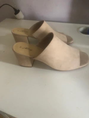 Skor  - Endast provade ! I fin ljus beige mocka ! Nypris 300 ! Strl 39 