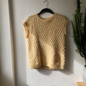 Stickad väst - Hemmastickad ljusgul väst