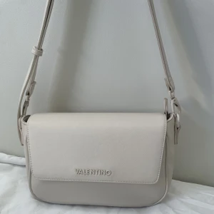 .Valentino Väska. - Väska i bra skick. Köpt förra året men har bara använt få gånger.💗  Justerbart axelband.  Axelbandet har kortats ner av en skräddare. Så väskan kan vara både som en handväska och en axelbandsväska.💗🫶Nypris:1600. Mitt pris:750+frakt