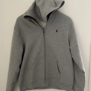 Ralph lauren zip hoodie / polo zip hoodie  - Hej! Säljer min polo ralph Lauren hoodie zip. Använd 1 gång köpte fel storlek och kunde ej lämna tillbaka den för hade rivit av lappen. Inga skador eller fläckar. Skriv vid mer info!