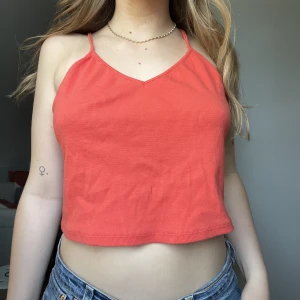 Söt topp från Monki - Söt röd topp från monki. Använde mycket förut, men tyvärr inte längre ❤️Toppen är i storlek L, men jag är S och tycker att den sitter fint ändå.