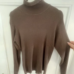 Polotröja - Polotröja, aldrig använd, mörkare än på bild, ribbad