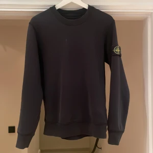 Stone island crewneck - Stone Island crewneck, Köpt på deras egna butik i Stockholm.  Skick: 8/10 St: M Sparsamt användt 