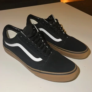 Vans storlek 46 - Splitt nya Vans som endast använts vid 2 tillfällen. Inköpta 1/5 23 på Vans i Göteborg  så bara en vecka gamla. Vita snören finns med om man vill. Nypris 849 