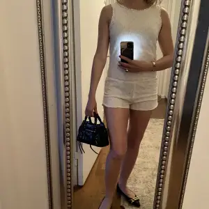 Fin playsuit, mycket fint skick. Tyvärr så kommer den inte längre till användning för mig och hoppas att den får en ny ägare.  Kommer ifrån ett rök och djurfritt hem!  Se mina övriga aktioner! ❤️