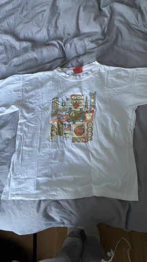 Zoe tröja - Tokigt print på en as skön vintage vit tisha.