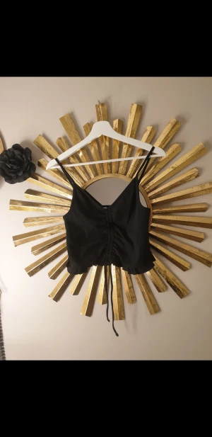 topp - oanvänd topp med snöre fram som går att dra åt. strechig