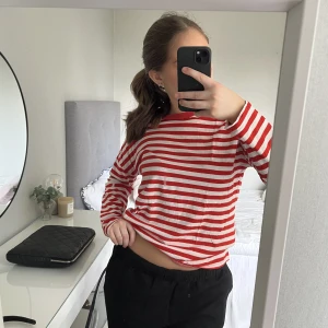 Randig tröja - Söt randig långärmad från bikbok i storlek S. Perfekt till vardags eller om man någon gång ska klä ut sig till pirat!