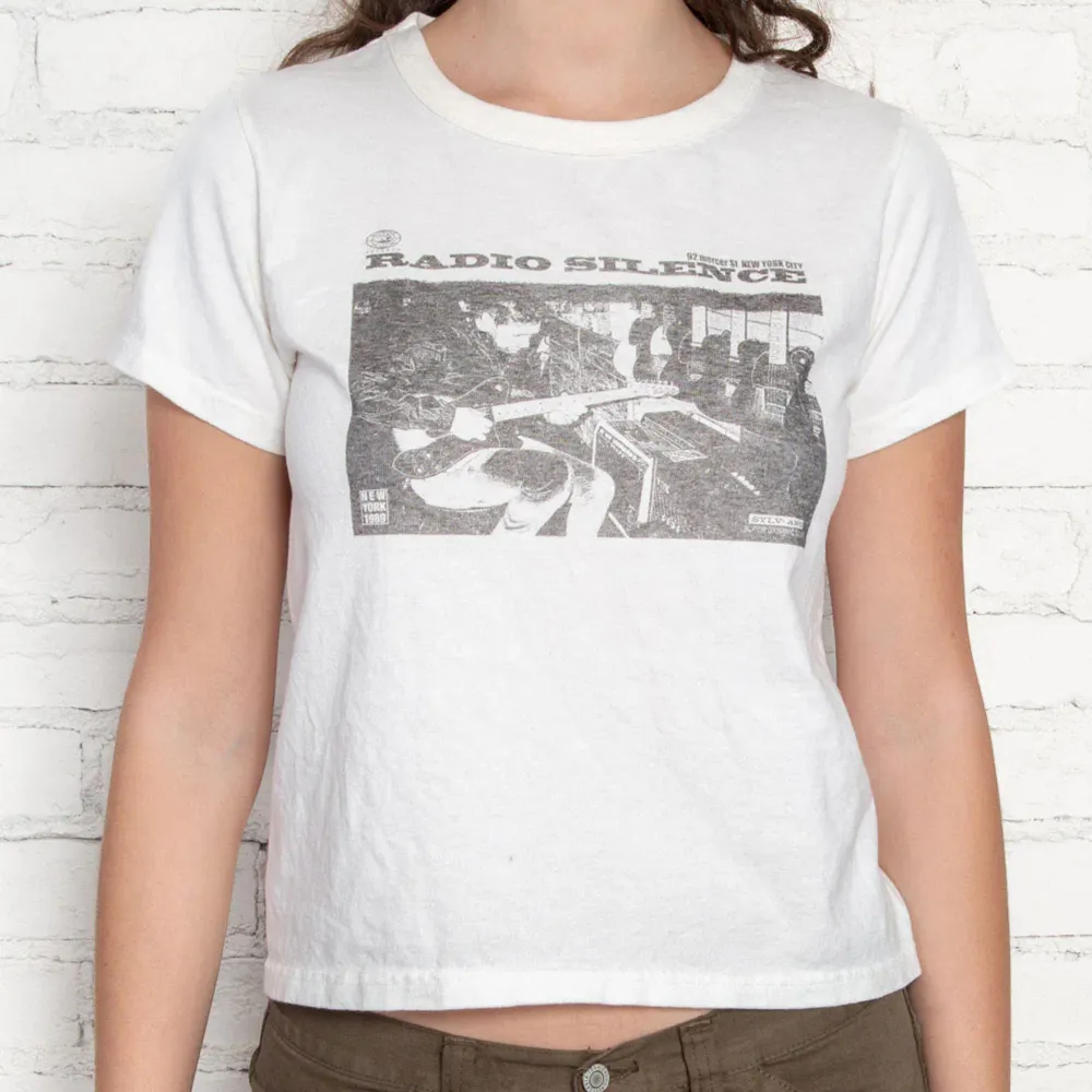 En t-shirt/topp med trycket ”radio silence” från brandy melville💕 köpt i höstas men använd typ 1-2 gånger, den är alltså i fint skick :) storleken är one size . T-shirts.