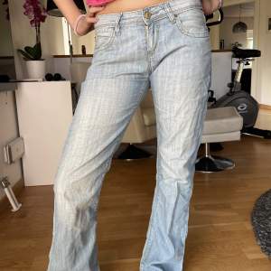 Lågmidjade bootcut jeans från levis i modell 572! 