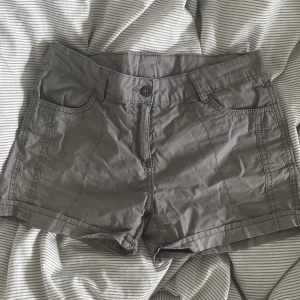 shorts sommar - så otroligt fina shorts inför sommaren!💓💓 för små på mig 😣köpta secondhand i london. lowwaist, bra kvalite, cargo liknande💓 skriv vid frågor 