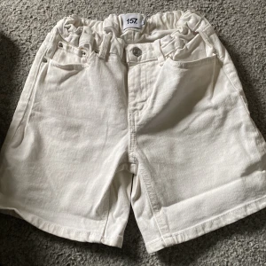 Shorts  - Vita enkla shorts  