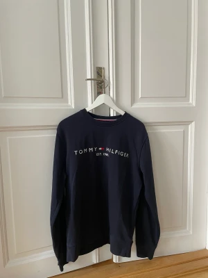 Tommy Hilfiger tröja  - Tjocktröja från Tommy Hilfiger! Det är en herrtröja men fungerar såklart bra på alla. Toppenbra skick! Köpt för 1199kr