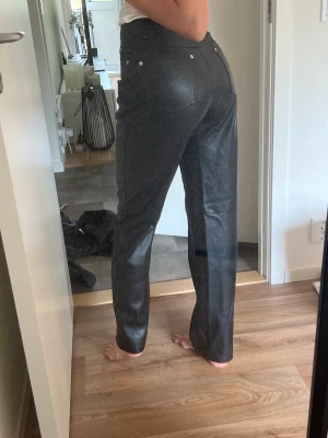 Skinnbyxor - Jättesnygga skinnbyxor men kommer inte till användning längre. Storlek 34 från nakd Materialet inne är som en filt så dom blir väldigt varma.