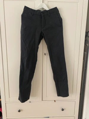 Boomerang kostymbyxor  - Säljer ett par grå/svarta Boomerang kostymbyxor i W28 L32