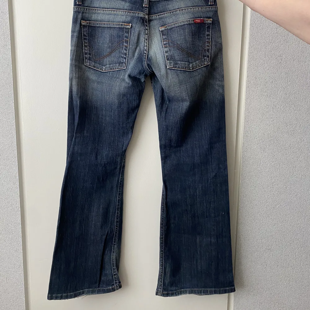 Lågmidjade utsvängda jeans! Storlek 36/30. Innerbenslängd ca 74cm och midjemått ca 74cm💓 250kr eller högsta bud! . Jeans & Byxor.