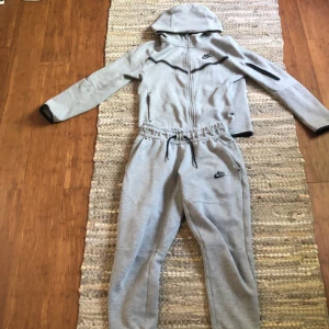 Grå Nike Tech Barn - Den är som ny. Inga hål eller fläckar. Jag säljer pga att den är för liten.💯 Hela dressen för 849 kr 🔥