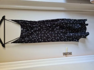 Fin klänning - Jättefin långklänning. Endast använd två gånger. Hög slits och ger jättefina former. 