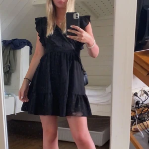 Klänning  - Klänning från shein. Andra bilden visar ryggen. Fint skick och bra kvalite 🌸💛