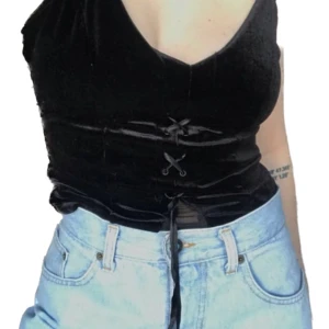 Sammetstopp - Sammetstopp med mesh och knytdetalj, fint skick men används inte längre! Axelbanden går att ta av.