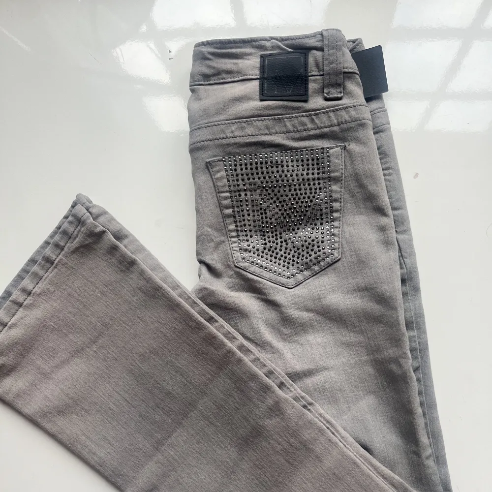 Så snygga gråa lågmidjade jeans som tyvärr är för små för mig:( liknar de populära ltb jeansen fast med cool detalj på fickan!🤩🫶🏻 Midjemått 32, innerbenslängd 74. Jeans & Byxor.