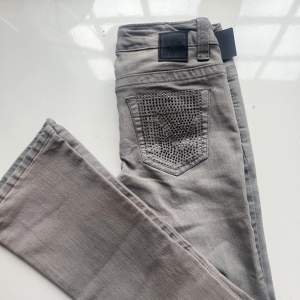Så snygga gråa lågmidjade jeans som tyvärr är för små för mig:( liknar de populära ltb jeansen fast med cool detalj på fickan!🤩🫶🏻 Midjemått 32, innerbenslängd 74
