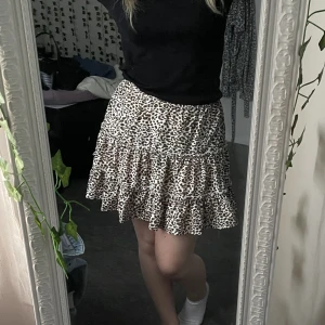 Kjol - Säljer denna leopard mönstrade kjolen då den aldrig har kommit till användning. Den är lite åt det tunnare materialet, men väldigt skönt till sommaren💕