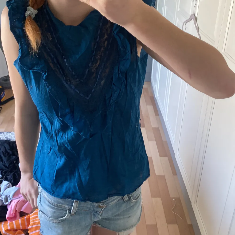 En fin blus, pris kan diskuteras. Har lite spetsluknande och är väldigt skön. Puserot.